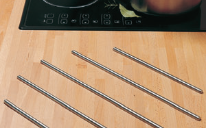 barres-inox-plan-travail-bois-cuisine