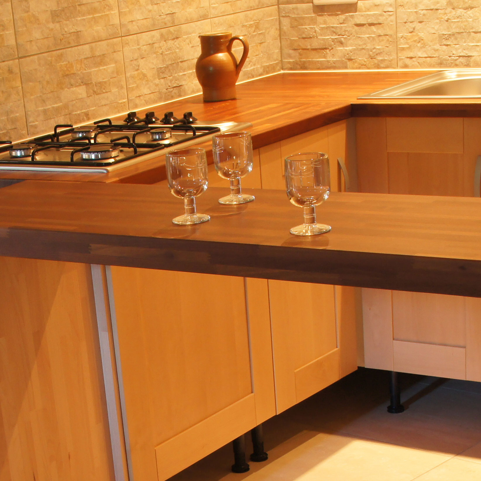 verres-plateau-mobile-bois